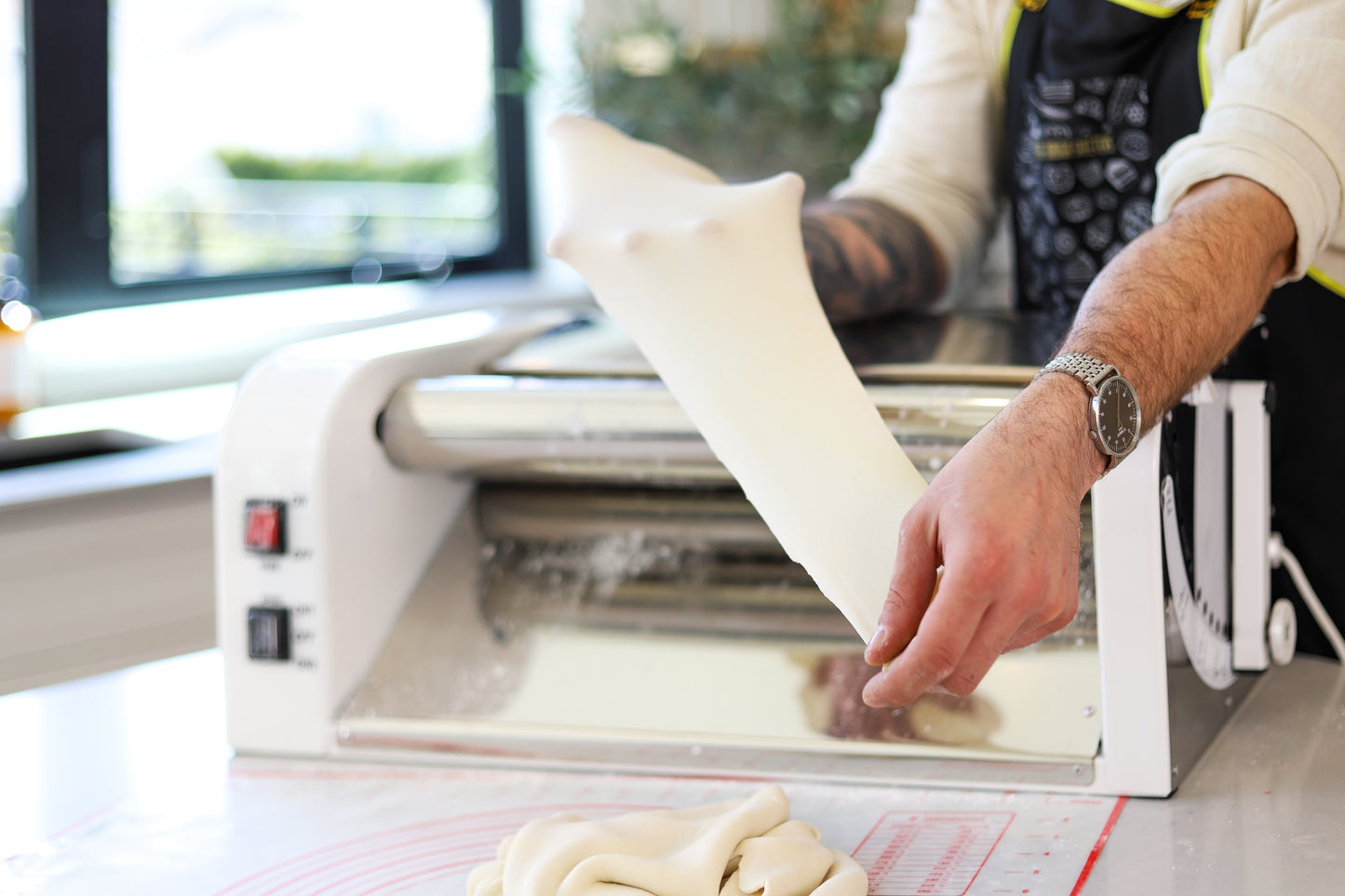 Laminadora de masa eléctrica: máquina para amasar de alta capacidad para pizza, pasteles y más, ideal para cocinas domésticas y comerciales